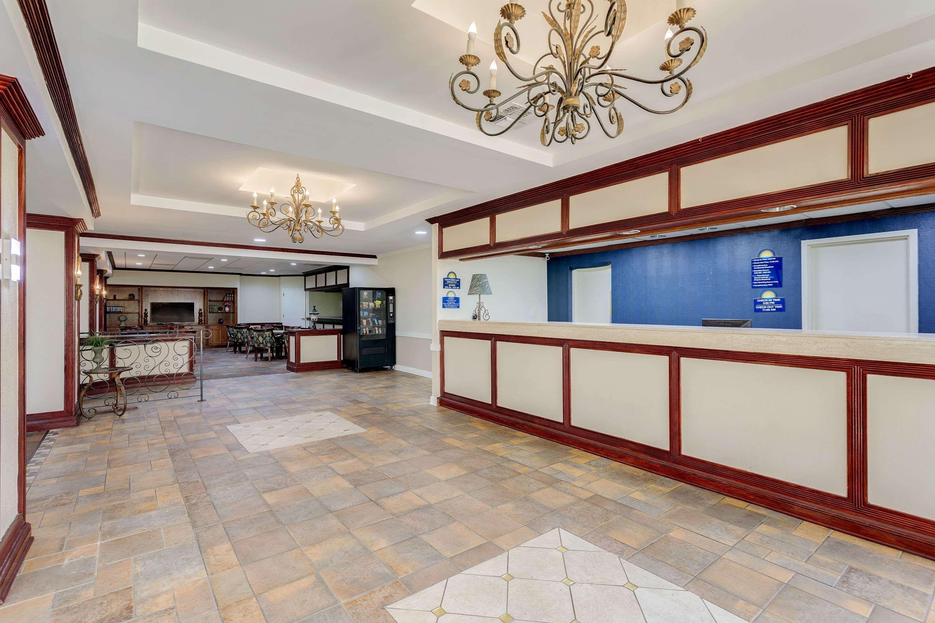 Days Inn By Wyndham Montgomery Near Aum Exteriér fotografie