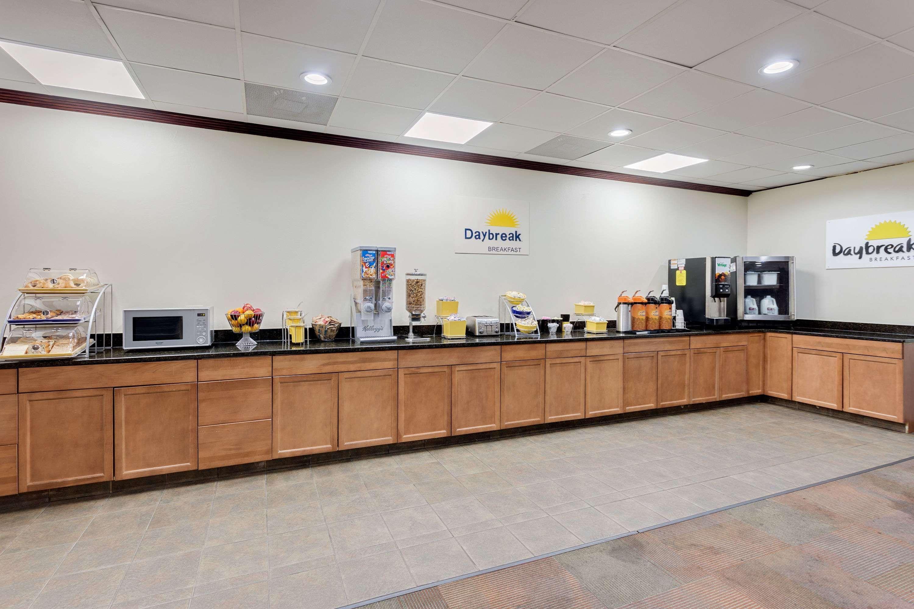 Days Inn By Wyndham Montgomery Near Aum Exteriér fotografie