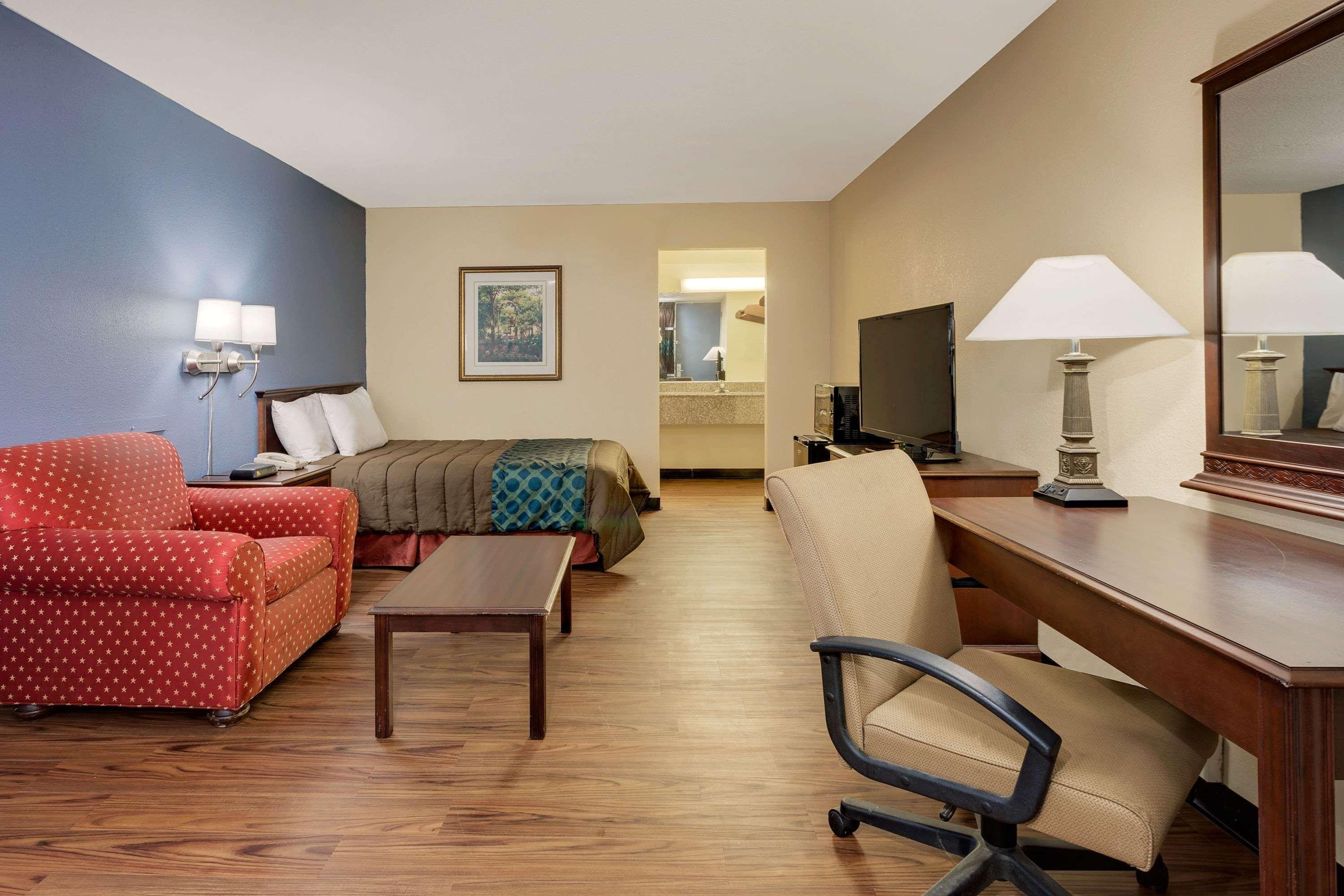 Days Inn By Wyndham Montgomery Near Aum Exteriér fotografie