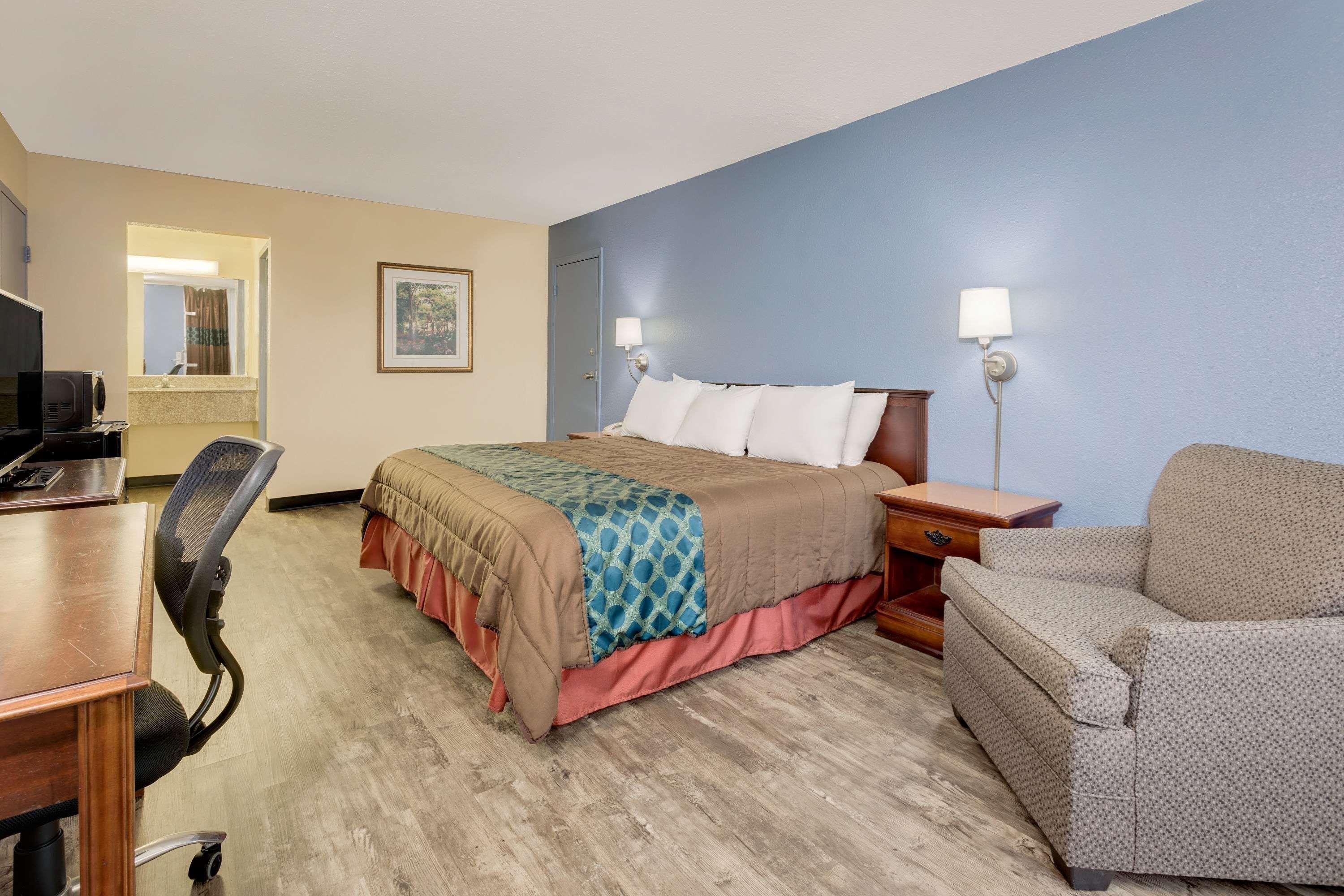 Days Inn By Wyndham Montgomery Near Aum Exteriér fotografie