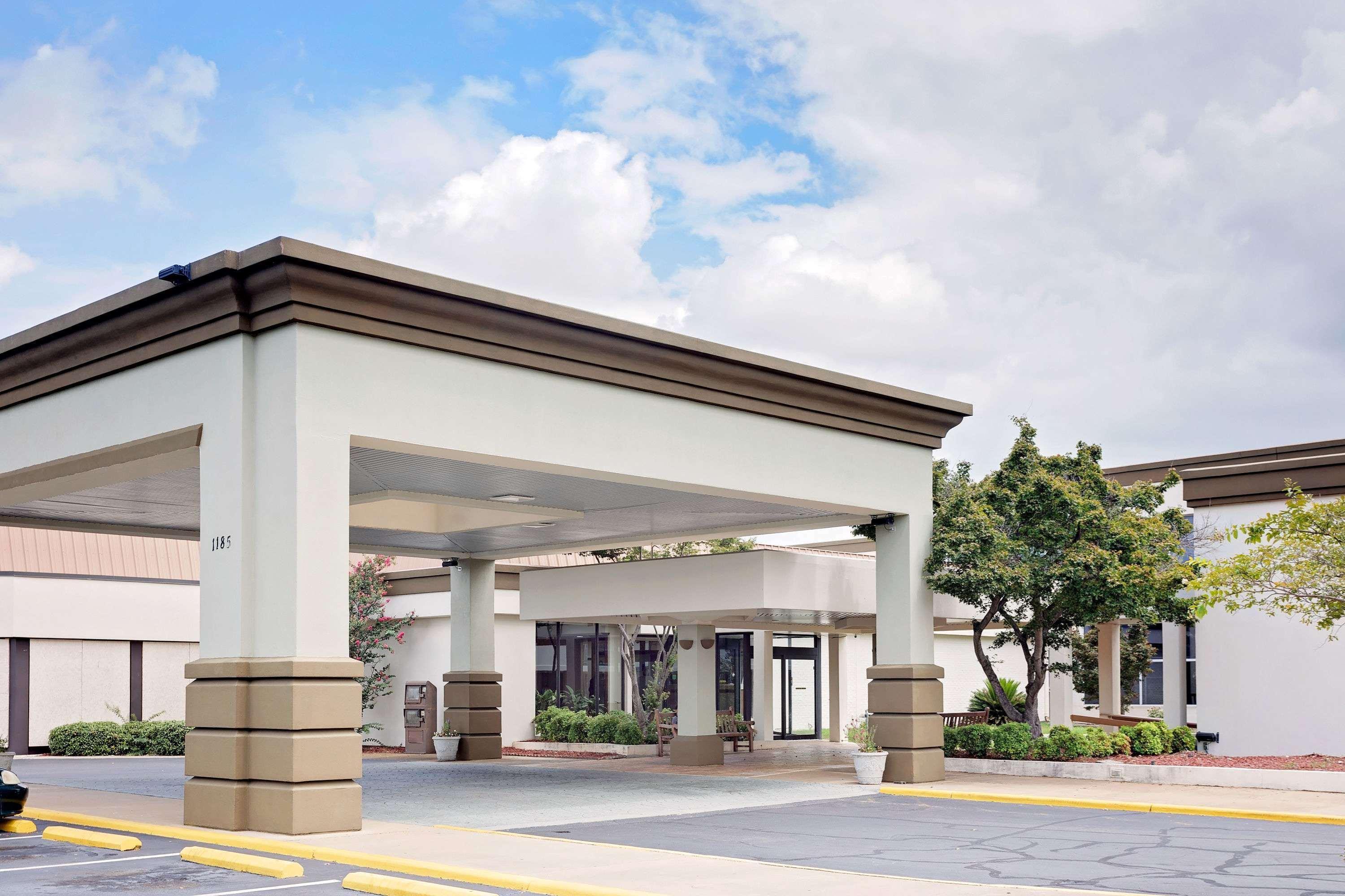 Days Inn By Wyndham Montgomery Near Aum Exteriér fotografie