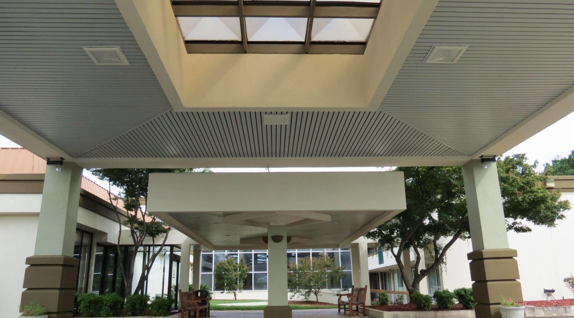 Days Inn By Wyndham Montgomery Near Aum Exteriér fotografie