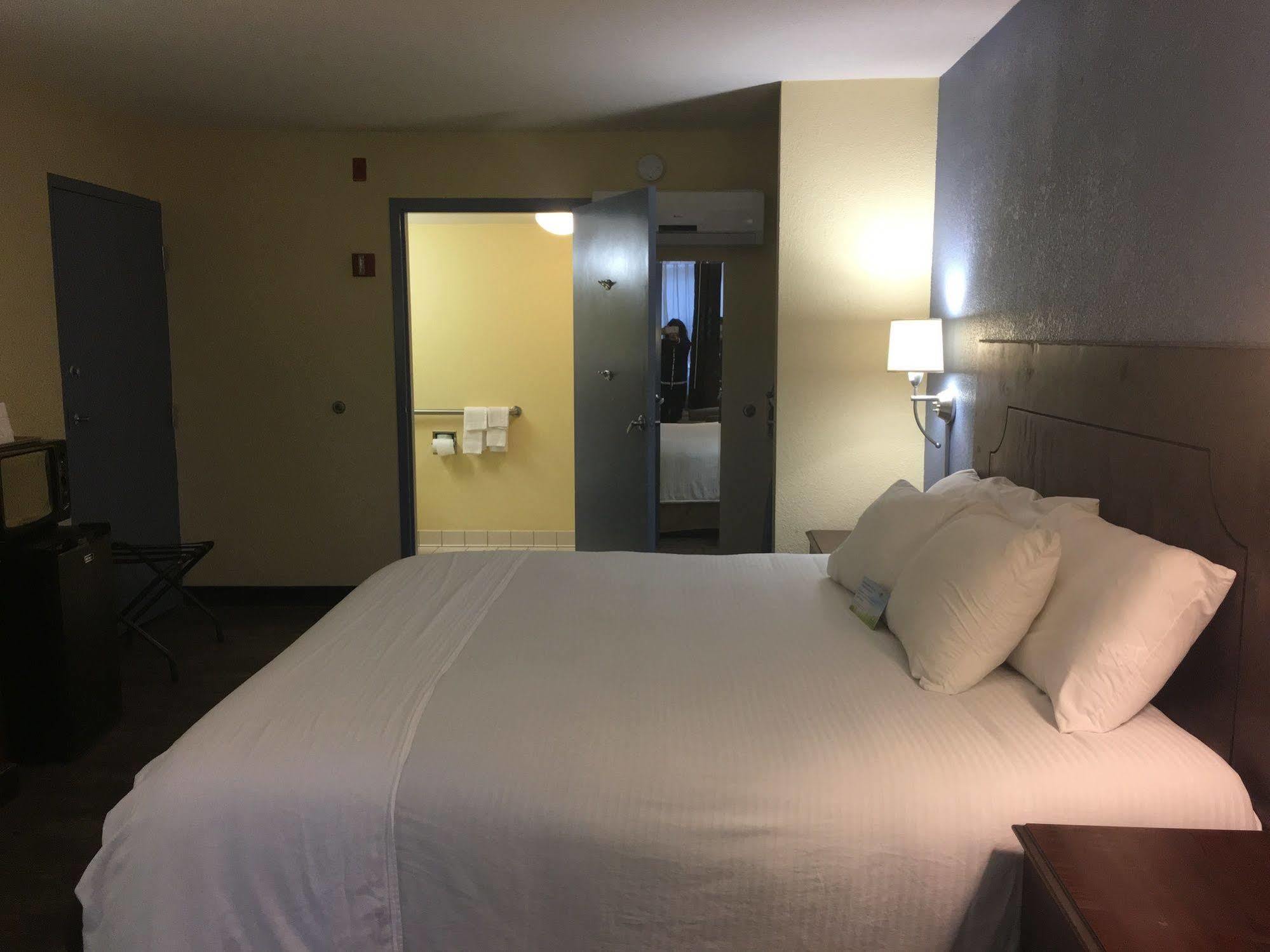 Days Inn By Wyndham Montgomery Near Aum Exteriér fotografie