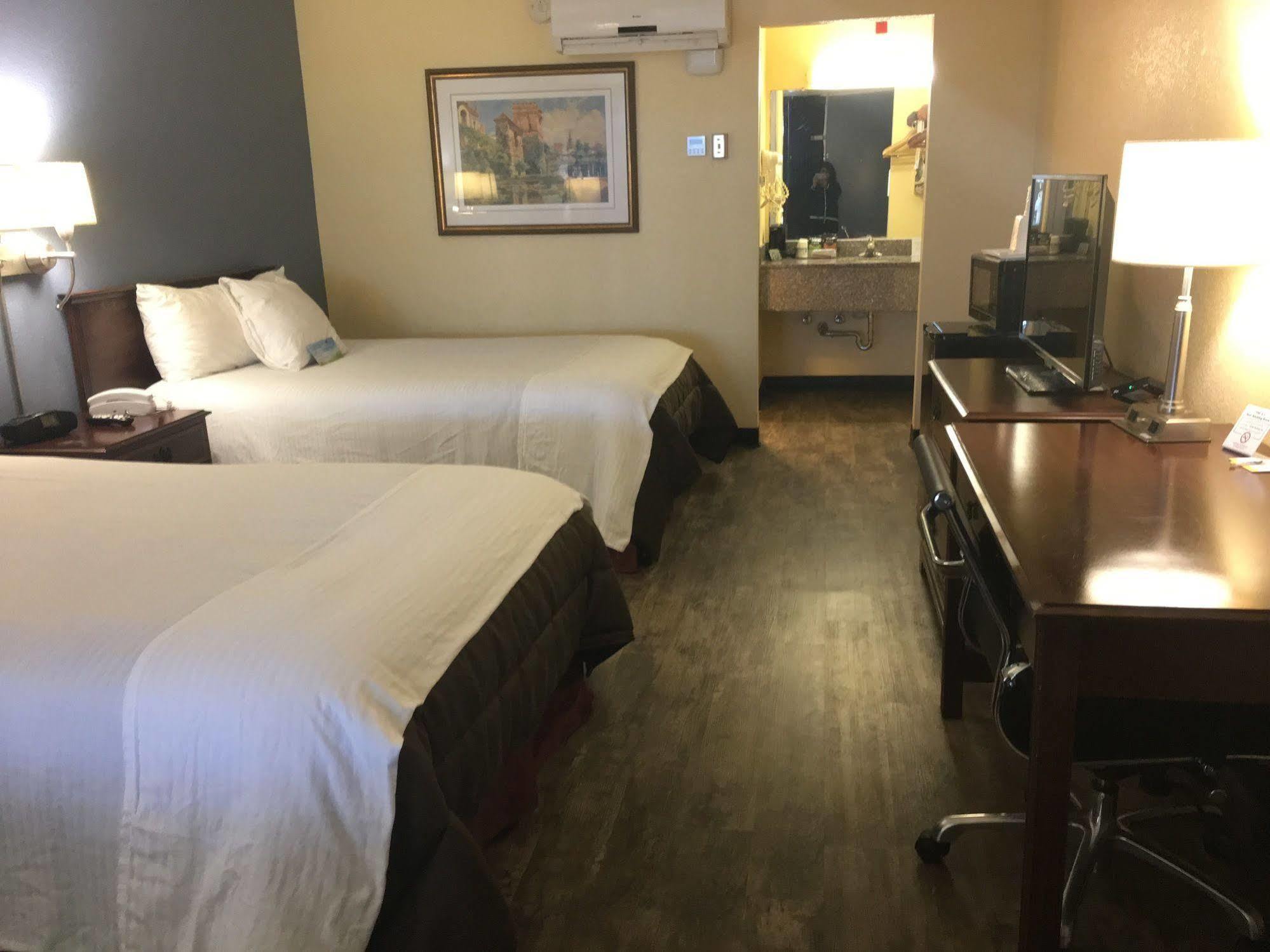 Days Inn By Wyndham Montgomery Near Aum Exteriér fotografie