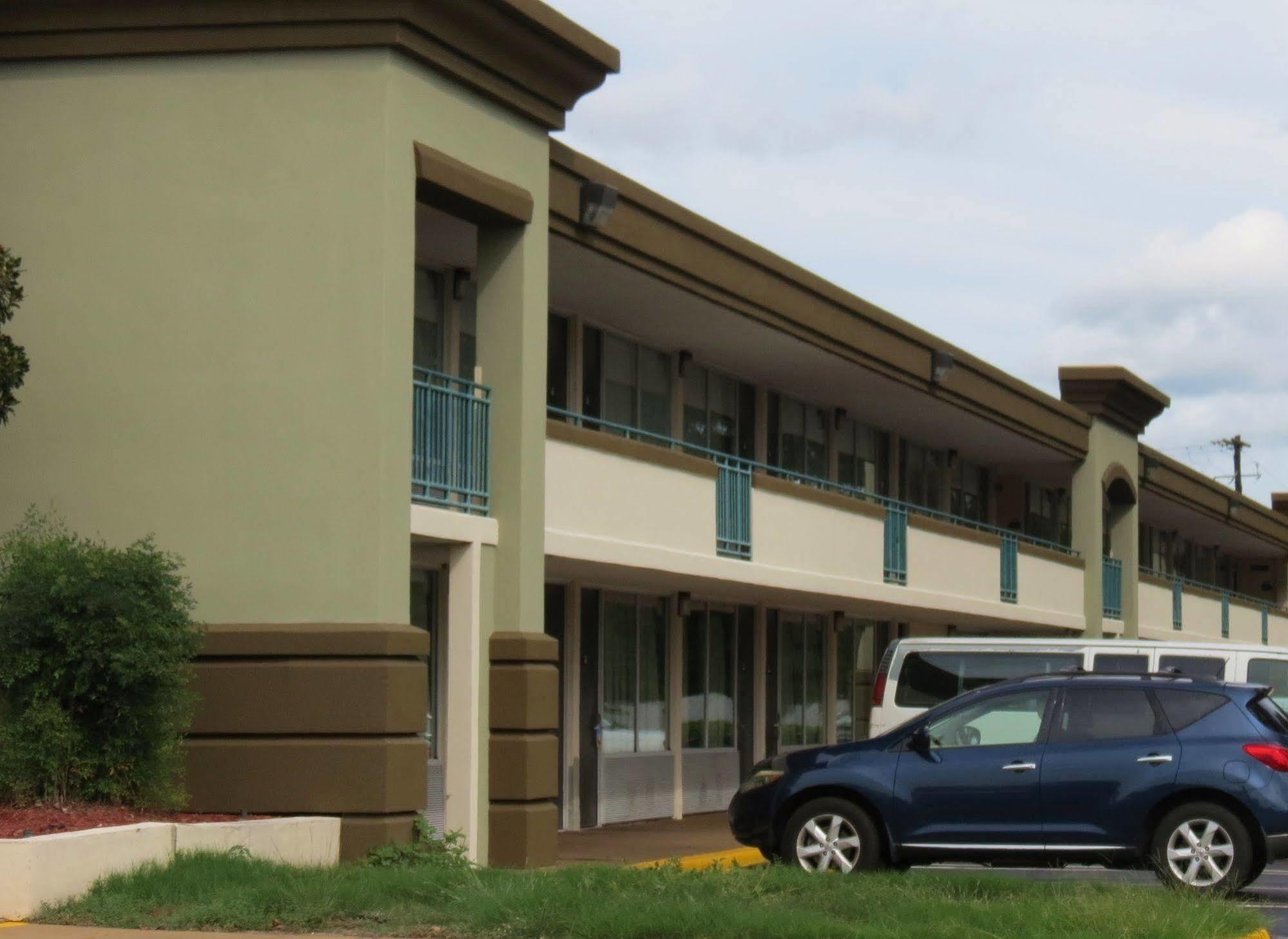 Days Inn By Wyndham Montgomery Near Aum Exteriér fotografie