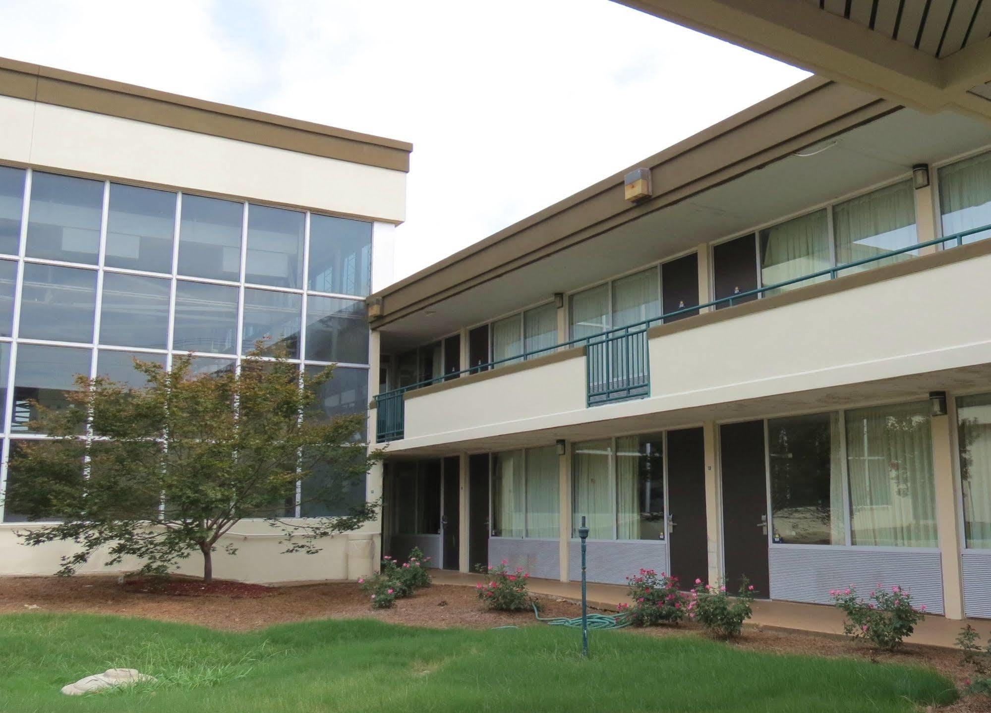Days Inn By Wyndham Montgomery Near Aum Exteriér fotografie