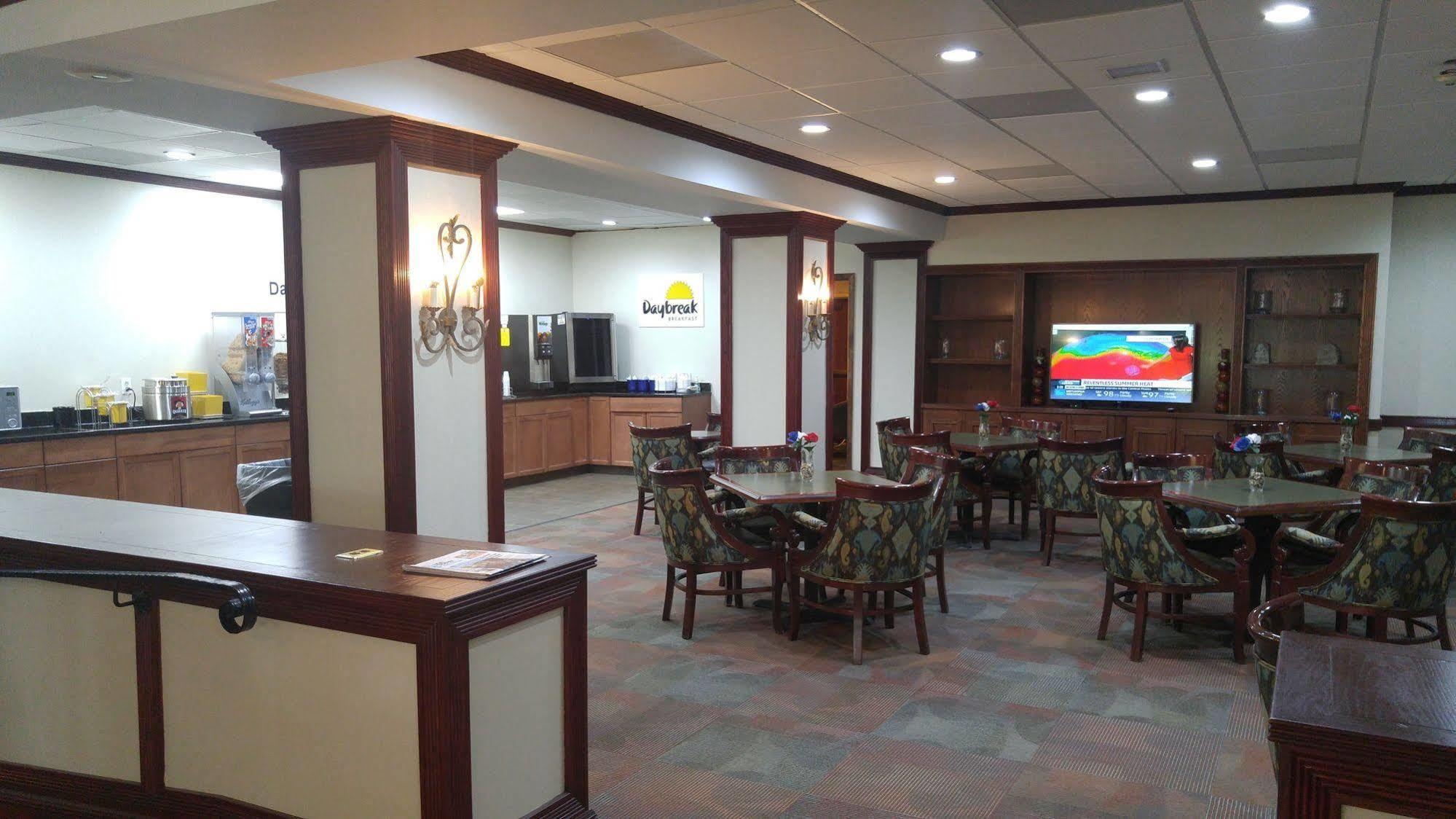 Days Inn By Wyndham Montgomery Near Aum Exteriér fotografie